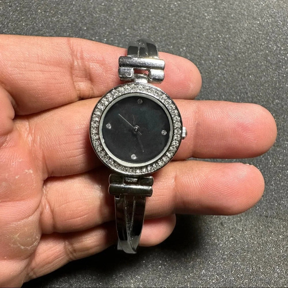 Ladies quartz silver tone diamond accent wrist watch working with new battery - Picture 1 of 10